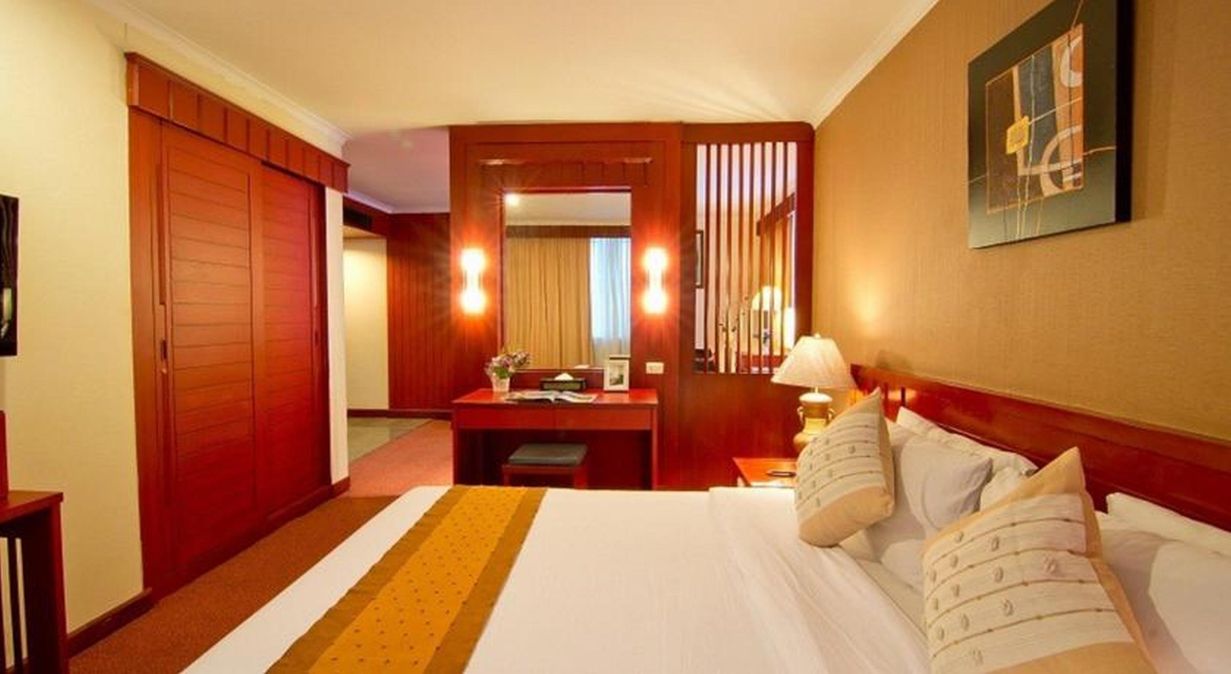 Manhattan Hotel Бангкок Экстерьер фото
